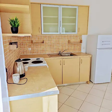 Golden Getaway Apartment